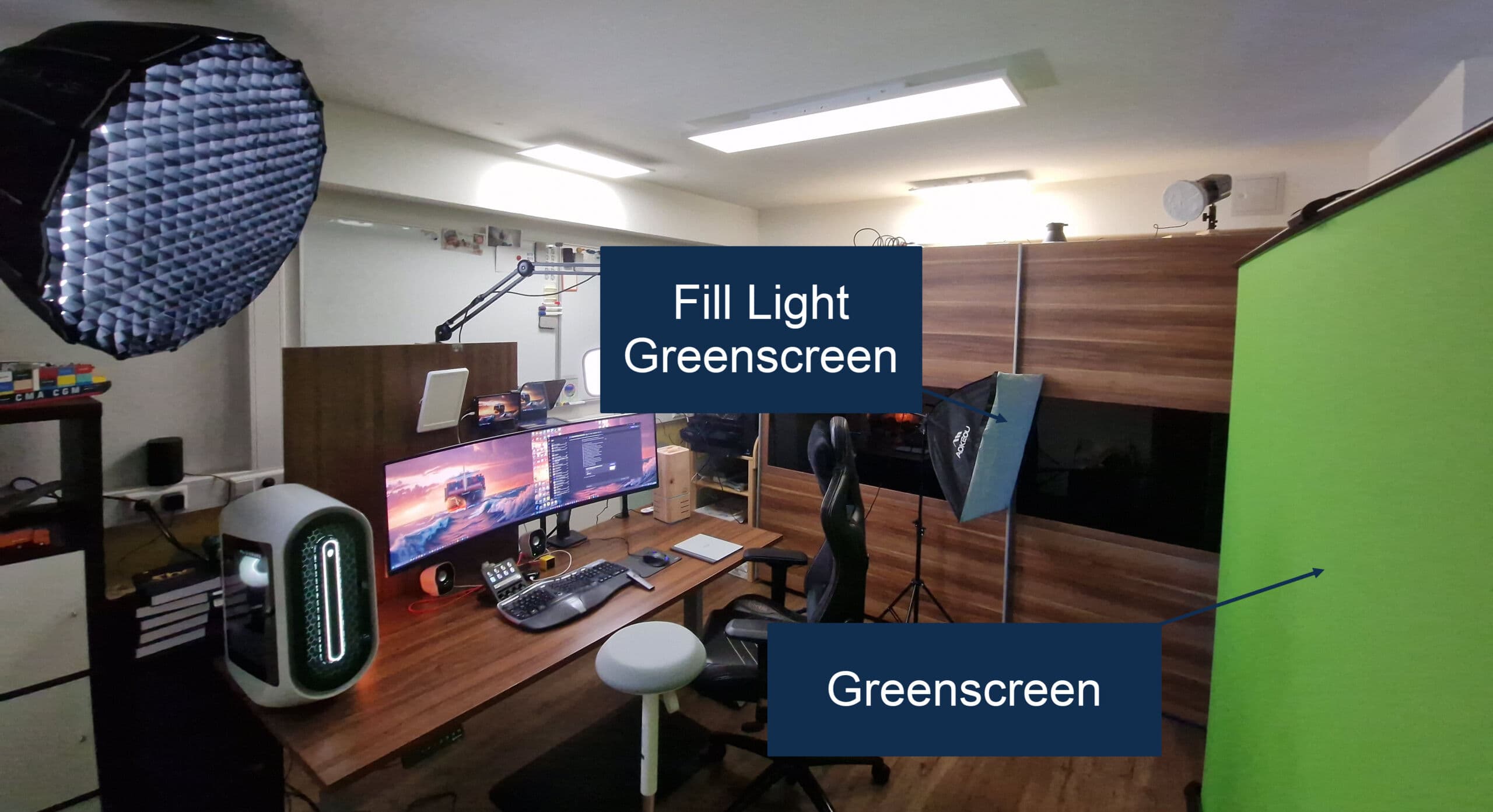 Greenscreen-Setup im Homeoffice: ein grüner Screen hinter dem Schreibtisch, gleichmäßig beleuchtet