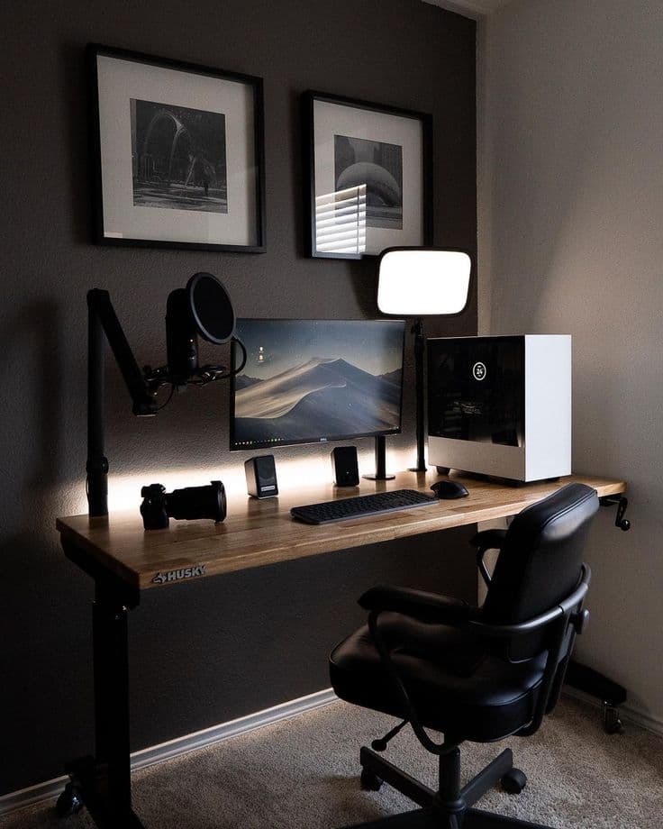 Echtes Homeoffice mit einem Key Light: Person am Tisch, von vorne seitlich beleuchtet, ruhige Wand dahinter