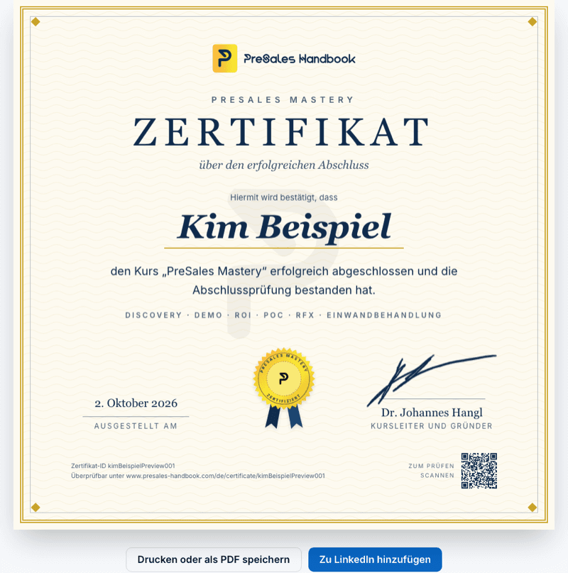 Ein Teilnahmezertifikat für Kim Beispiel auf cremefarbenem Papier mit Goldrahmen. Unter dem Namen die Kursthemen. Unten das Ausstellungsdatum, ein goldenes Siegel, die Unterschrift des Kursleiters, die Zertifikat-ID und ein QR-Code zum Prüfen. Unter dem Zertifikat die Buttons Drucken oder als PDF speichern und Zu LinkedIn hinzufügen.
